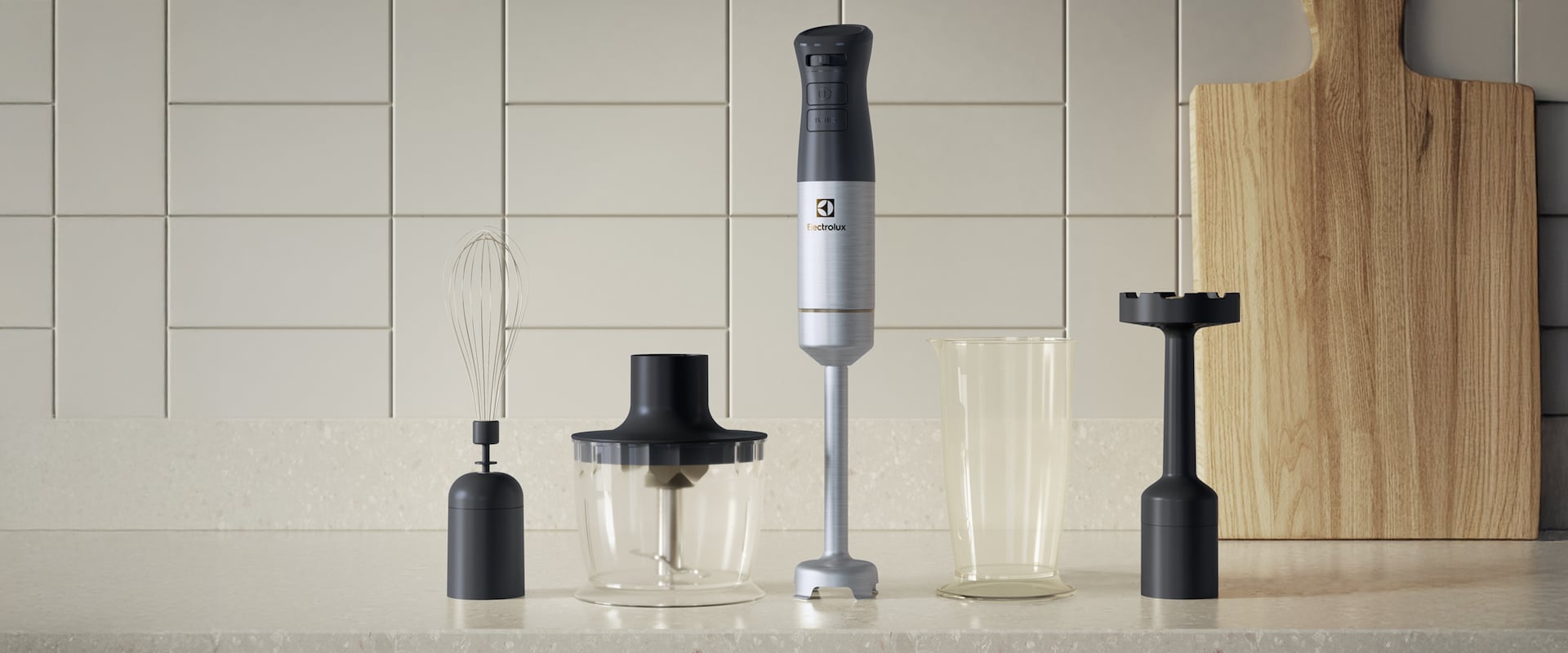 Zdjęcie blendera ręcznego Electrolux Create 5 obok akcesoriów do blendera na blacie kuchennym